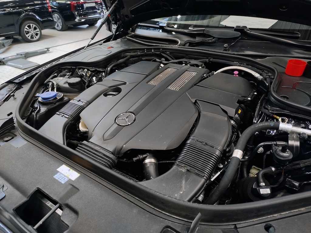 Mercedes-Benz engine service and maintenance at Mercedes-Benz of Naples Service Center